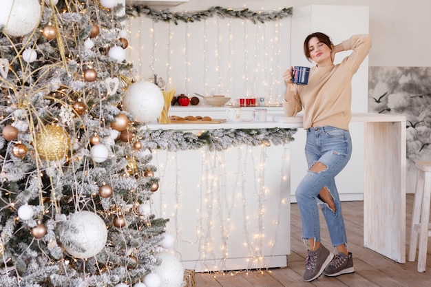 Foto hermosa mujer en la cocina en navidad