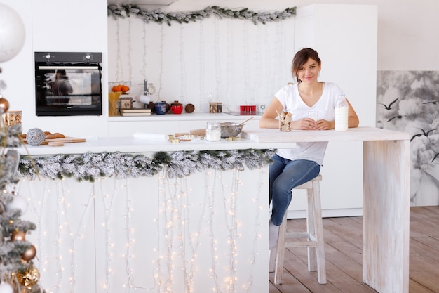 Hermosa mujer en la cocina en Navidad