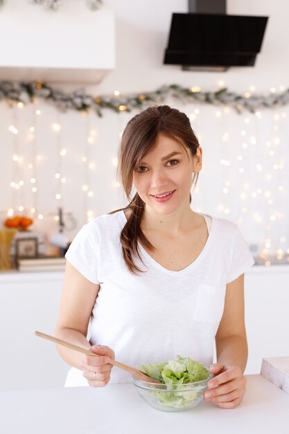 Hermosa mujer en la cocina en Navidad