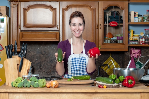 hermosa mujer cocinando verduras