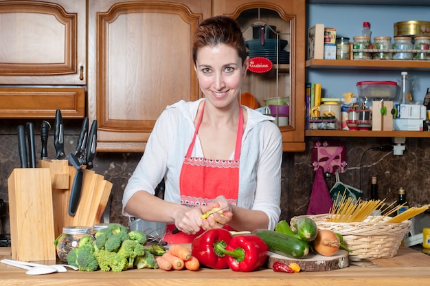 hermosa mujer cocinando verduras