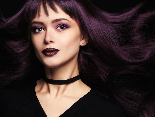 Hermosa mujer con coloración de cabello de moda