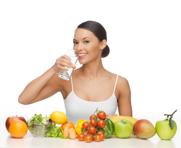 hermosa mujer con comida sana y agua