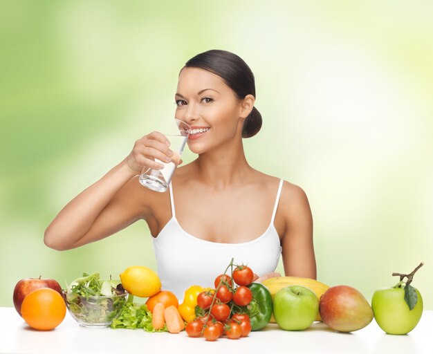 hermosa mujer con comida sana y agua