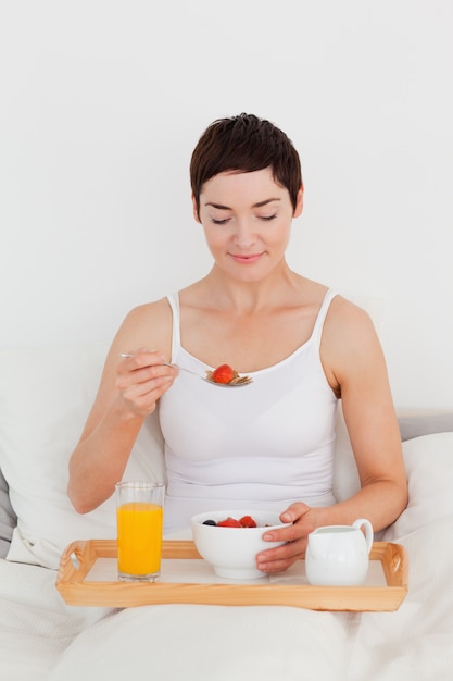 Hermosa mujer comiendo cereal