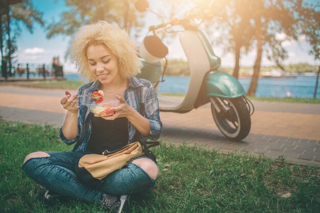 Hermosa mujer comiendo ensalada