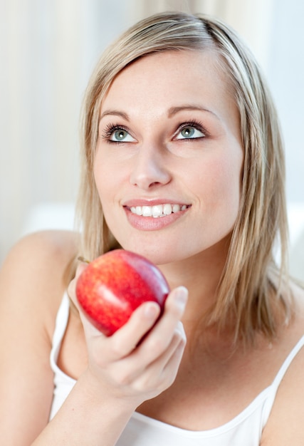 Hermosa mujer comiendo una manzana