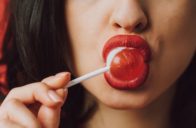 hermosa mujer comiendo una paleta afrutada