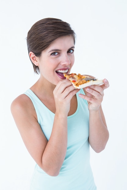 Hermosa mujer comiendo una pizza