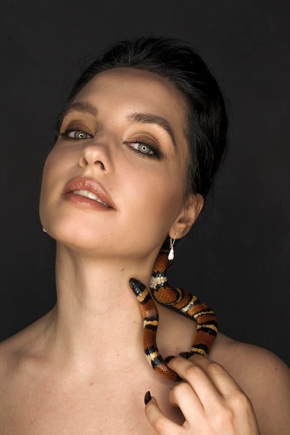 Hermosa mujer como gorgona con serpiente de maíz