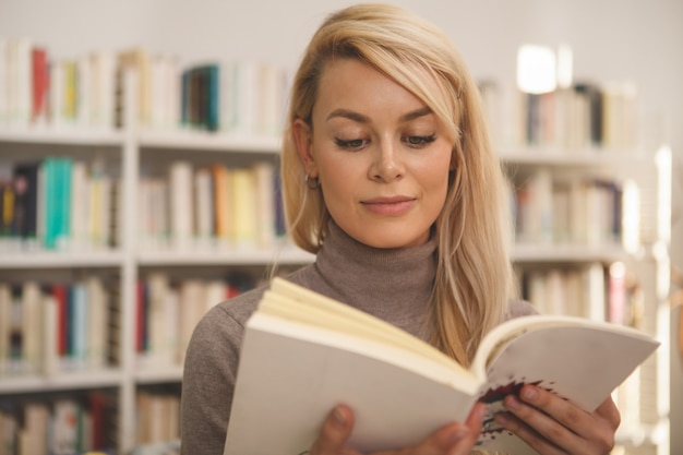 Hermosa mujer comprando libros en la tienda