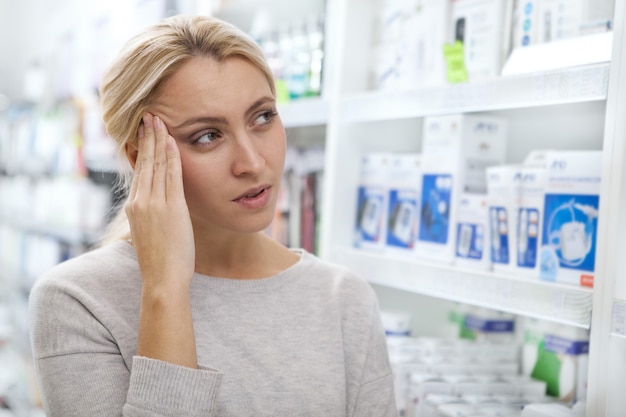 Hermosa mujer comprando medicina