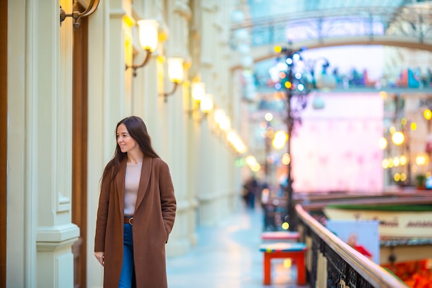 Hermosa mujer de compras en el centro comercial en el interior