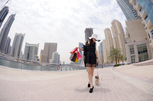 hermosa mujer va de compras en la ciudad