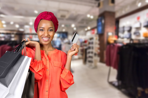 Hermosa mujer de compras y sosteniendo bolsas