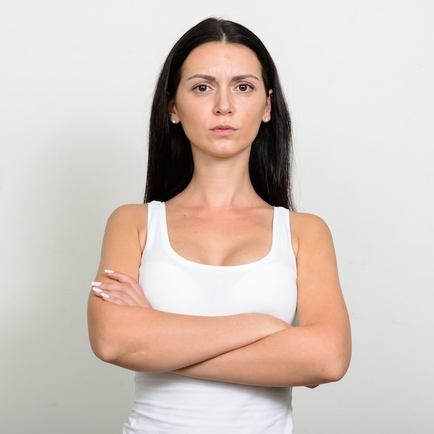 Foto hermosa mujer contra la pared blanca