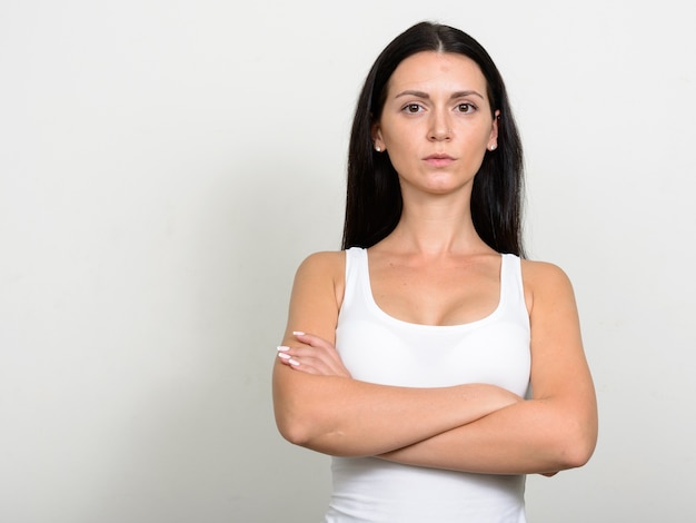 hermosa mujer contra la pared blanca