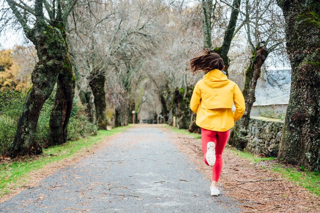 Hermosa mujer corriendo en el bosque