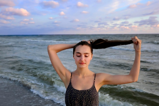 Hermosa mujer en la costa del mar