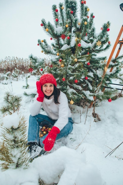 Hermosa mujer decorando el árbol de Navidad