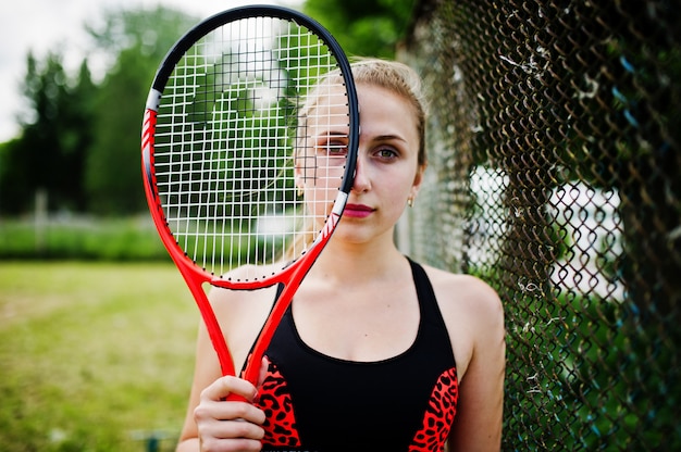 Hermosa mujer deporte tenista con raqueta en traje de ropa deportiva.