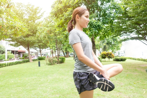 Hermosa mujer deportiva es ejercicio en el parque verde