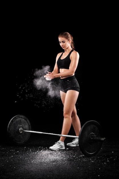 Hermosa mujer deportiva haciendo ejercicio de fitness en fondo