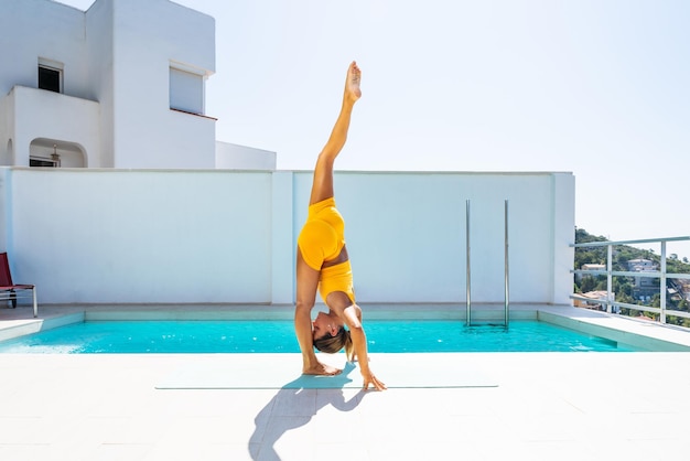 Hermosa mujer deportiva haciendo ejercicio de yoga