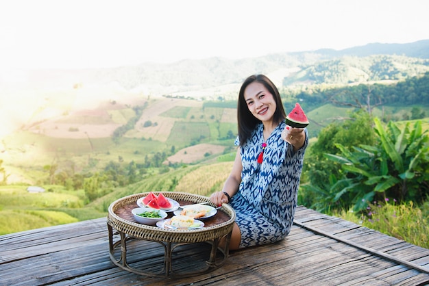 Hermosa mujer desayunando