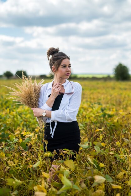 Hermosa mujer despreocupada posando en campos rurales en verano. estilo de vida