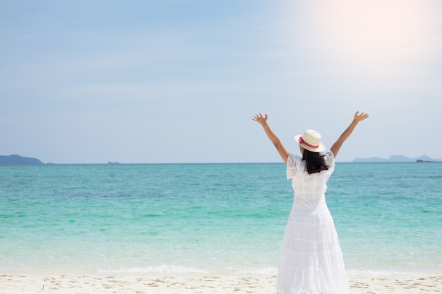 una hermosa mujer despreocupada relajante en la playa