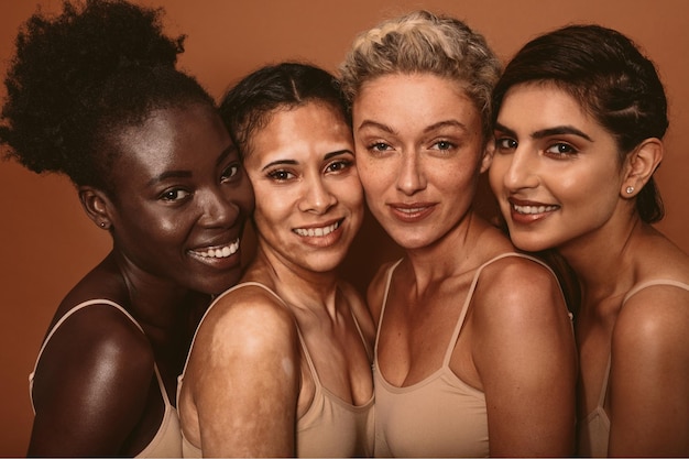 Foto hermosa mujer con diferentes tipos de piel