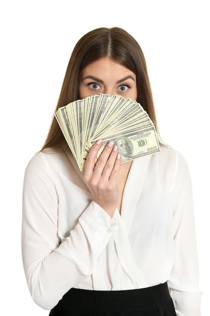 Hermosa mujer con dinero aislado sobre fondo blanco.