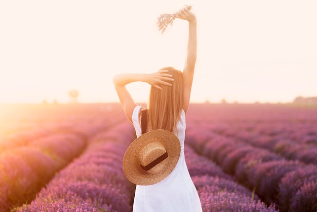 Foto hermosa mujer disfrutando de la naturaleza