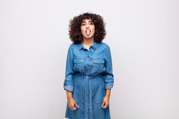 Hermosa mujer disgustada con cabello afro en gris