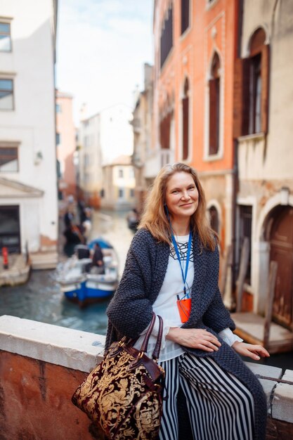 Hermosa mujer divirtiéndose viajando al aire libre durante las vacaciones en Europa Concepto de viaje de estilo de vida