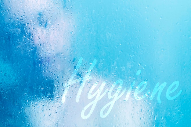 Hermosa mujer en la ducha detrás de un cristal con gotas e inscripción HIGIENE