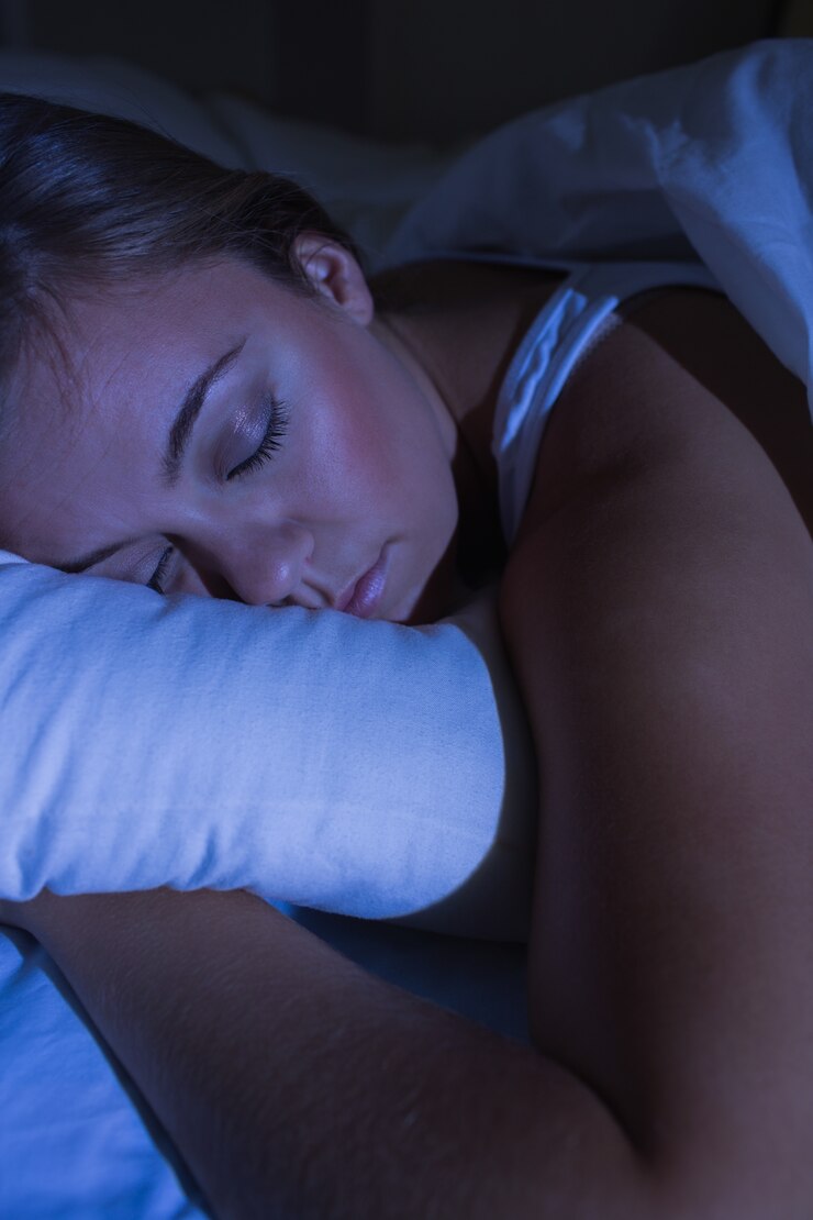 Foto hermosa mujer durmiendo en la noche