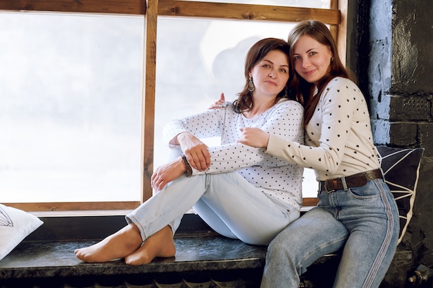 Foto hermosa mujer e hija, mujer exitosa confía posando con hija. mujer adulta plus size sin complejos.