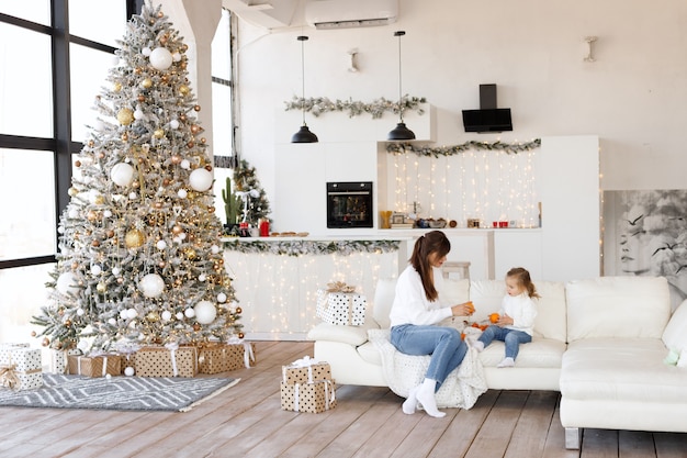 Hermosa mujer e hija en Navidad