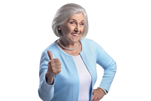 Una hermosa mujer de edad avanzada mostrando el pulgar en un fondo blanco