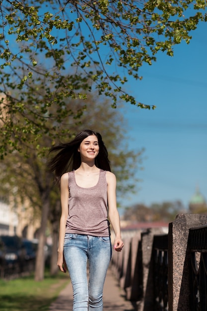 Hermosa mujer elegante caminando por la ciudad