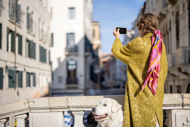 Hermosa mujer elegante caminando en venecia italia