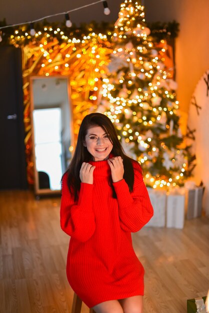 Hermosa mujer elegante cerca del árbol de Navidad