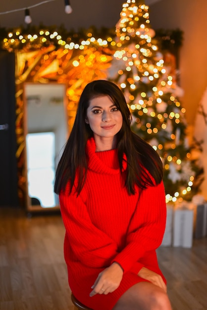 Hermosa mujer elegante cerca del árbol de Navidad