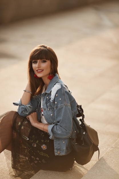 Hermosa mujer elegante en una chaqueta vaquera