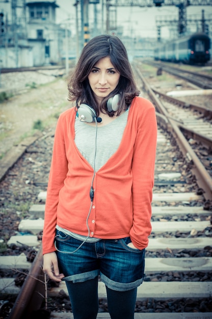 Hermosa mujer elegante escuchando música