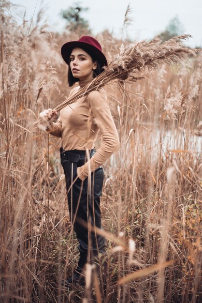 Hermosa mujer elegante en un parque