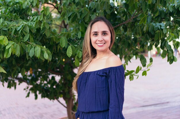 Hermosa mujer elegante de pie en el parque