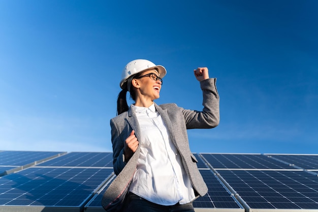 Hermosa mujer elegante en ropa formal disfrutando del triunfo con energía ecológica